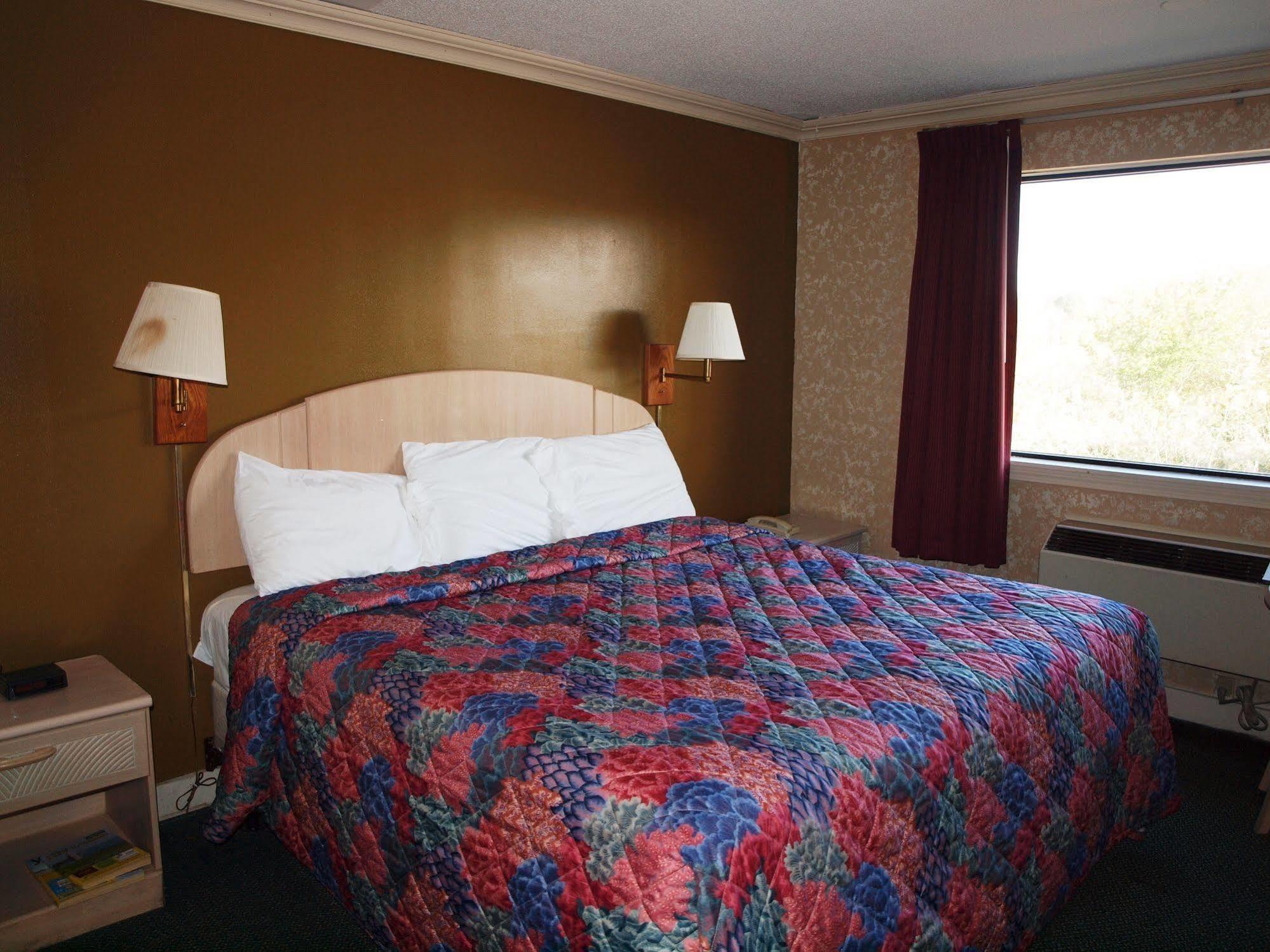 Hilltop Express Inn Groton Buitenkant foto